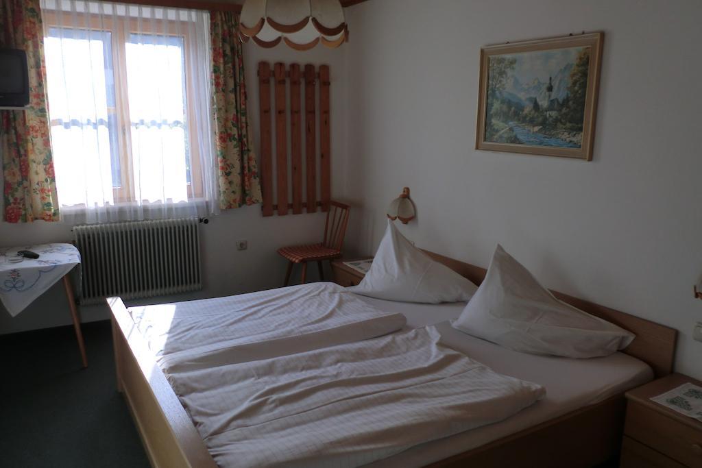 Weisses Roessl Werfen Hotel Room photo