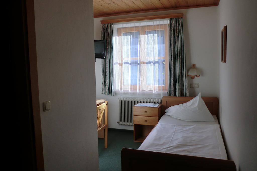 Weisses Roessl Werfen Hotel Room photo