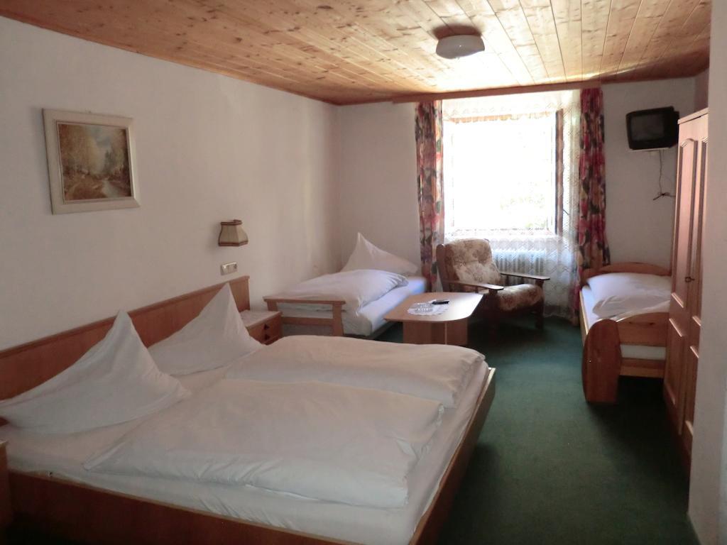 Weisses Roessl Werfen Hotel Room photo